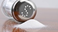 Sama seperti gula, garam menarik keluar air. Sehingga bakteri yang tidak bisa mencoba tumbuh. Meski begitu aditif seperti iodine bisa mengurangi masa simpan garam. Foto: iStock