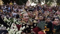 18 Oktober 2011, putri bungsu Sultan Hamengkubuwono X, GKR Bendara (GRAj Nurastuti Wijareni) menikah dengan Achmad Ubaidillah (KPH Yudhanegara). Inilah Royal Wedding Indonesia, yang tak kalah heboh dengan pernikahan Pangeran William dan Kate Middleton dari Inggris (Beawiharta/Reuters)
