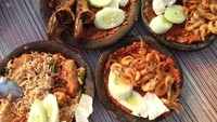 Warung Bu Kris punya penyetan enak. Sambal pedas yang diulek bersama dengan ayam, bakso goreng, telur ataupun ikan lele sangatlah mantap. Makin sedap dinikmati bersama dengan nasi putih hangat. Nyam! Foto: Istimewa