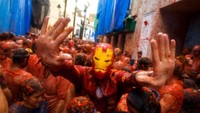 Kini La Tomatina rutin digelar dan menarik minat turis mancanegara. Peserta pun harus punya tiket untuk menikmati sensasi perang tomat. Foto: Istimewa