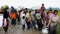 Ribuan warga sipil Rohingya terpaksa melarikan diri ke Bangladesh, untuk menghindari bentrokan itu. Namun, otoritas Bangladesh melarang mereka masuk (Foto: Mohammad Ponir Hossain/Reuters)
