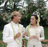 Pernikahan Raisa dan Hamish Daud berlangsung pagi ini, Minggu (3/9/2017) di area outdoor Ayana Midplaza, Jakarta Pusat yang diberi nuansa rustic. Kabarnya, acara resepsi akan dihelat di hari yang sama pada malam harinya di hotel ini. Foto: Dok. Instagram/Bridestory