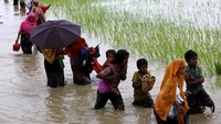 Sedikitnya 18.500 warga Rohingya melarikan diri ke Bangladesh, sejak bentrokan kembali pecah di Rakhine, Myanmar, pekan lalu. (Foto: Mohammad Ponir Hossain/Reuters)