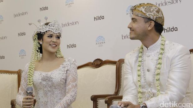 Raisa-Hamish saat menggelar konferensi pers usai akad nikah.