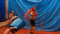 Ada juga yang menyiramkan seember saus tomat. Foto: Istimewa