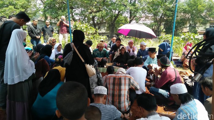 Isak Tangis Keluarga Iringi Pemakaman Suporter Timnas