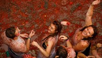 Di awal festival, tomat-tomat ini gratis untuk semua pengunjung. Foto: Istimewa