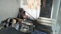 Terlihat sebuah Vespa jadul juga ikut terbakar.