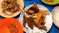 Kangen dengan nasi uduk dan juga sambal pedas, langsung saja mampir ke Pecel Lele Permata Mubarok. Ada di Komplek Permata Buana, Jalan Puri Kembangan, Jakarta Barat. Warung ini sediakan dua jenis sambal, salah satunya sambal yang pedas banget. Foto: Istimewa
