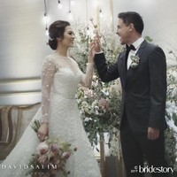 Raisa dan Hamish Daud masuk dalam daftar ini berkat pernikahannya yang bikin baper massal itu penuh dengan momen stylish. Salah satunya saat gaun Jennifer Packham membungkus tubuh Raisa dan Hamish Daud gagah dalam balutan tuksedo Hugo Boss. (Foto: Instagram/bridestory)