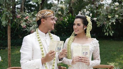 Intimnya Foto Akad Nikah Raisa dan Hamish Daud