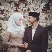 Bagi para wanita ini, salah satu cara mengobati patah hati karena Hamish Daud akan menikahi Raisa adalah dengan membuat meme. Foto: Dok. Instagram @yasmineassegaf.