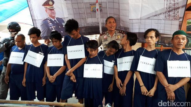 Polres Jakarta Pusat menangkap 10 orang warga Johar Baru yang tawuran.