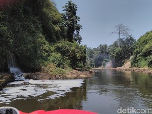 Puluhan Kantong Sampah Terkumpul dari Penyisiran Kali Ciliwung