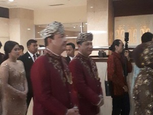 Buwas-BG Kenakan Pakaian Khas Minang di Resepsi Pernikahan Anaknya
