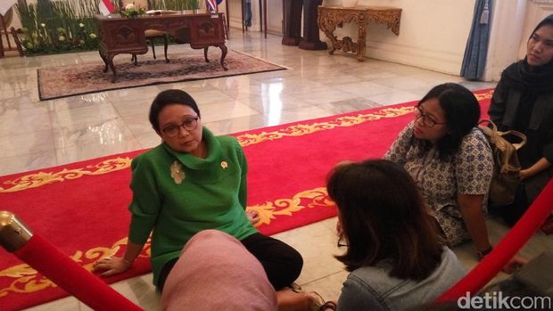 Menlu Retno duduk lesehan bersama wartawan membahas misi soal Rohingya