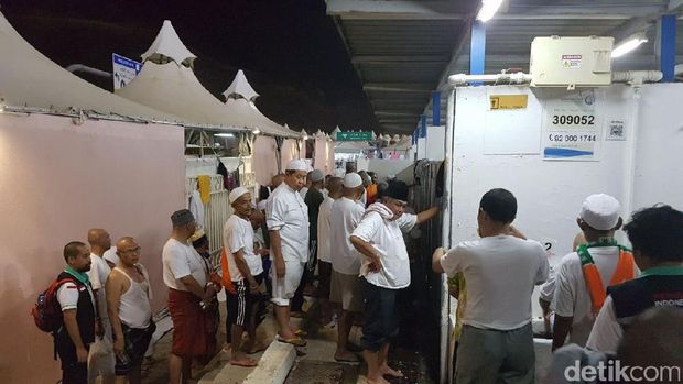 Antrean toilet di Mina /