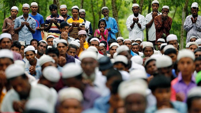 Pengungsi Rohingya salat Idul Adha di Kutupalang Rohingya refugee people take part in Eid al-Adha prayer near the Kutupalang makeshift refugee camp, in Cox's Bazar, Bangladesh, September 2, 2017. REUTERS/Mohammad Ponir Hossain TPX IMAGES OF THE DAY