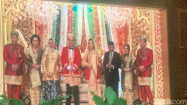 Amien Rais berfoto bersama keluarga Komjen Buwas dan Jenderal BG