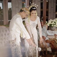 Tampak memakai lace Prancis dengan warna gading, tampilan kebaya begitu mewah dengan aplikasi payet, manik dan aplikasi bunga 3D sampai bagian tail yang panjang menyapu lantai. Foto: Dok. Instagram/Bridestory