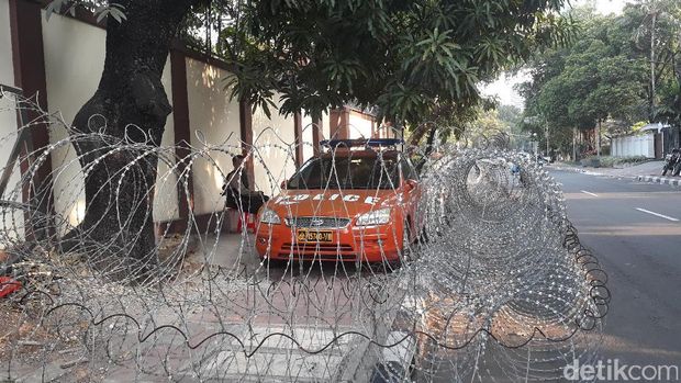 Petugas kepolisian dari Polres Jakarta Pusat, Polsek Menteng, Brimob, dan Pengamanan Objek Vital.