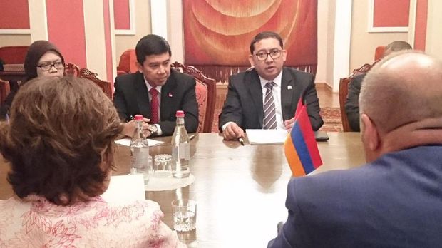 Fadli Zon juga ditemani Duta Besar Republik Indonesia untuk Ukraina, Georgia, dan Armenia Yuddy Chrisnandi (kiri)