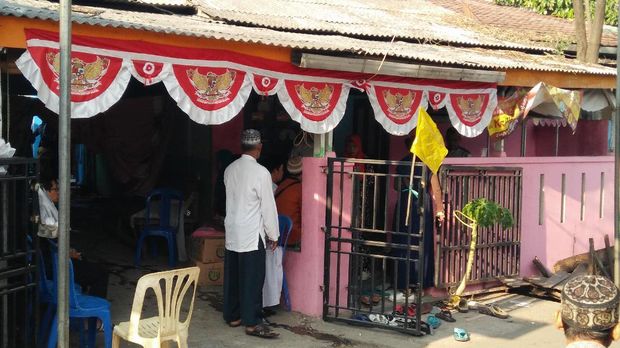 Almarhum meninggalkan seorang istri dan anak berusia 3 tahun.