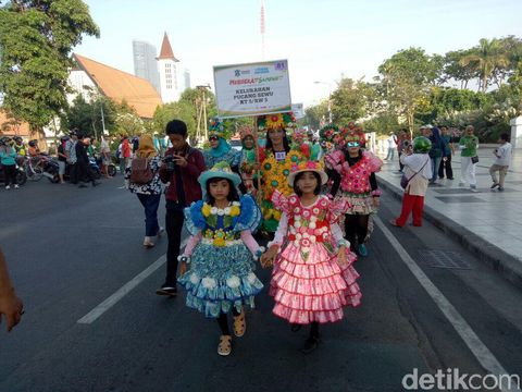 Pawai warga berkostum daur ulang sampah/