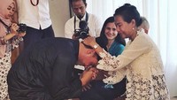 Hamish melakukan prosesi sungkeman atau minta doa restu pada sang ibunda.  Foto: Bridestory/ Hamish Daud Fanbase