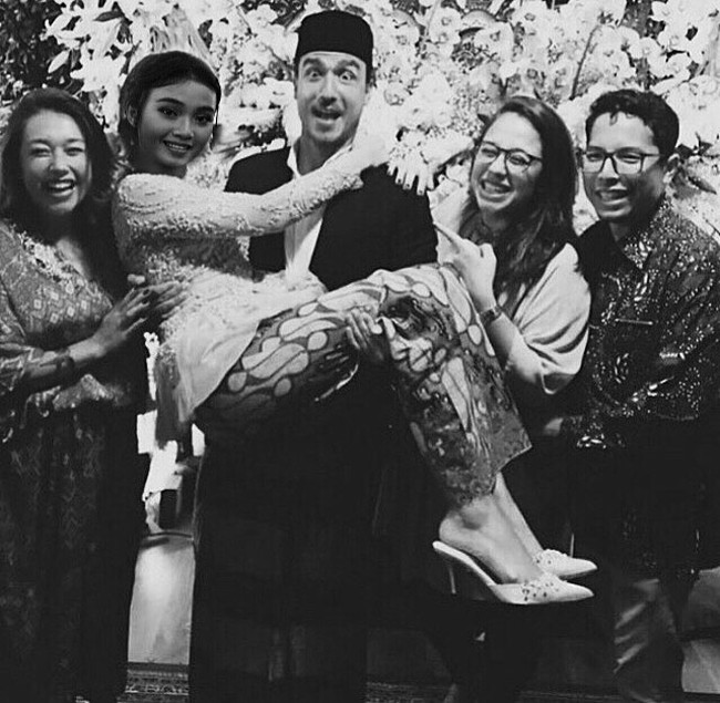 Tak bisa digendong Hamish Daud di dunia nyata, berkhayal dengan mengedit foto wajah Raisa yang digendong Hamish boleh juga. Foto: Dok. Instagram @osnapitzkeishasi.