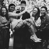 Tak bisa digendong Hamish Daud di dunia nyata, berkhayal dengan mengedit foto wajah Raisa yang digendong Hamish boleh juga. Foto: Dok. Instagram @osnapitzkeishasi.