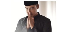Hamish Daud mengenakan peci lengkap dengan pakaian serba hitam.  Foto: Bridestory/ Hamish Daud Fanbase