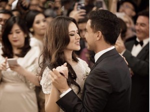 Ini Detail Gaun Kedua yang Dipakai Raisa Saat Ciuman dengan Hamish Daud