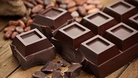 Dark chocolate tampak lebih tahan lama dibanding milk chocolate. Meski lemak bisa muncul ke permukaan dan memberi tampilan seperti berjamur. Foto: iStock