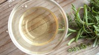 Cuka biasanya difermentasi dengan bakteri tertentu. Ini memberi keasaman alami yang membuat bakteri lain sulit tumbuh. Foto: iStock
