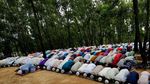 Saat Warga Rohingya Salat Idul Adha di Pengungsian