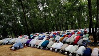 Salat Idul Adha warga Rohingya ini berlangsung di pengungsian yang ada di Kutopalang dekat Kota Coxs Bazar, Bangladesh. (Foto: Mohammad Ponir Hossain/Reuters)