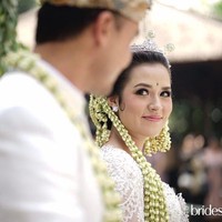 Elemen Sunda tetap terasa berkat tujuh kembang goyang yang menghiasi bagian sanggul. Maksud dari kembang goyang tersebut adalah harapan agar wanita harus terlihat cantik bagaikan bunga, baik di depan maupun di belakang. Tidak ketinggalan, ronce melati yang berupa untaian bunga melati yang disematkan di sanggul wanita hingga mencapai bahunya. Ronce tersebut melambangkan kesucian dan kemurnian sang pengantin wanita. Foto: Instagram/ The Bridestory