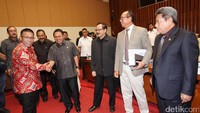 Wakil Ketua Pansus Angket KPK Masinton Pasaribu menyalami perwakilan Ikatan Hakim Indonesia, Persatuan Jaksa Indonesia, dan Ikatan Sarjana dan Profesi Kepolisian.