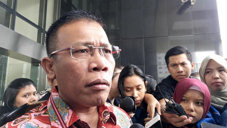 Masinton Angkat Koper dari Kursi Pimpinan Pansus Angket KPK Masinton Angkat Koper dari Kursi Pimpinan Pansus Angket KPK