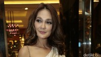 Datang dengan sang kekasih Reino Barack, Luna Maya anggun mengenakan gaun warna pastel. Foto: Asep Syaifullah