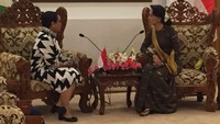 Setelah bertemu dengan Panglima militer Myanmar, Menlu Retno bertemu dengan pimpinan Myanmar, Aung San Suu Kyi. Ada empat hal yang dibahas dalam pertemuan itu terkait krisis kemanusiaan yang dialami warga Rohingya di Rakhine.