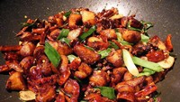 La Zi Ji Cina berasal dari kota Chongqing, di provinsi Sichuan, China. Sajian ini merupakan kombinasi potongan ayam goreng dengan lada Sichuan dan cabe yang menghasilkan rasa lezat. Foto: Istimewa