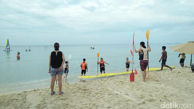 Pantai pribadi sambil main kayak di Club Med Bintan