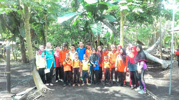 Syafrizal bersama para murid di sekolahnya