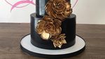 Kue Pengantin Hitam Pekat Ini Justru Digemari Karena Beri Kesan Elegan