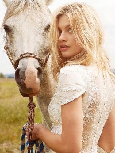 Gaun Raisa saat menikah dengan Hamish Daud. 