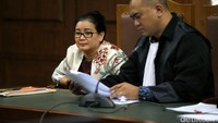 Miryam didakwa Pasal 22 jo Pasal 35 ayat 1 Undang-Undang No 31 tahun 1999 sebagaimana diubah dengan Undang-Undang Nomor 20 tahun 2001 tentang pemberantasan tindak pidana korupsi jo Pasal 64 ayat 1 KUHP.