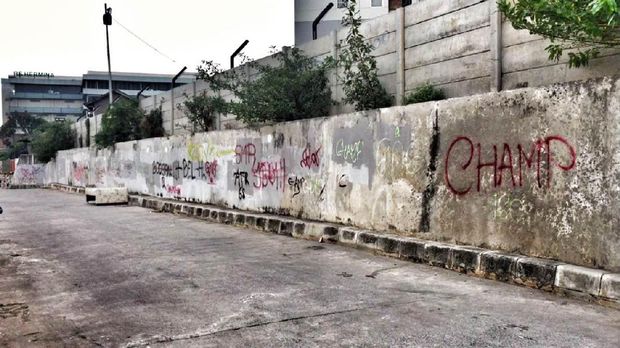 Vandalisme di Tanggul Kali Ciliwung Merusak Keindahan Vandalisme di Tanggul Kali Ciliwung Merusak Keindahan