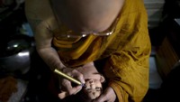 Masyarakat Thailand menyebut boneka keberuntungan mereka dengan nong petch atau child angel (Patpicha Tanakasempipa/Reuters)